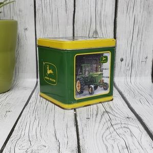 2005 John Deere Tin Box Co. Green And Yellow Licensed Product Tractors BOX TIN